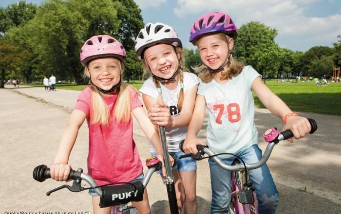 Kinder auf dem Fahrrad und Roller ©Quelle/Source [www.abus.de | pd-f]