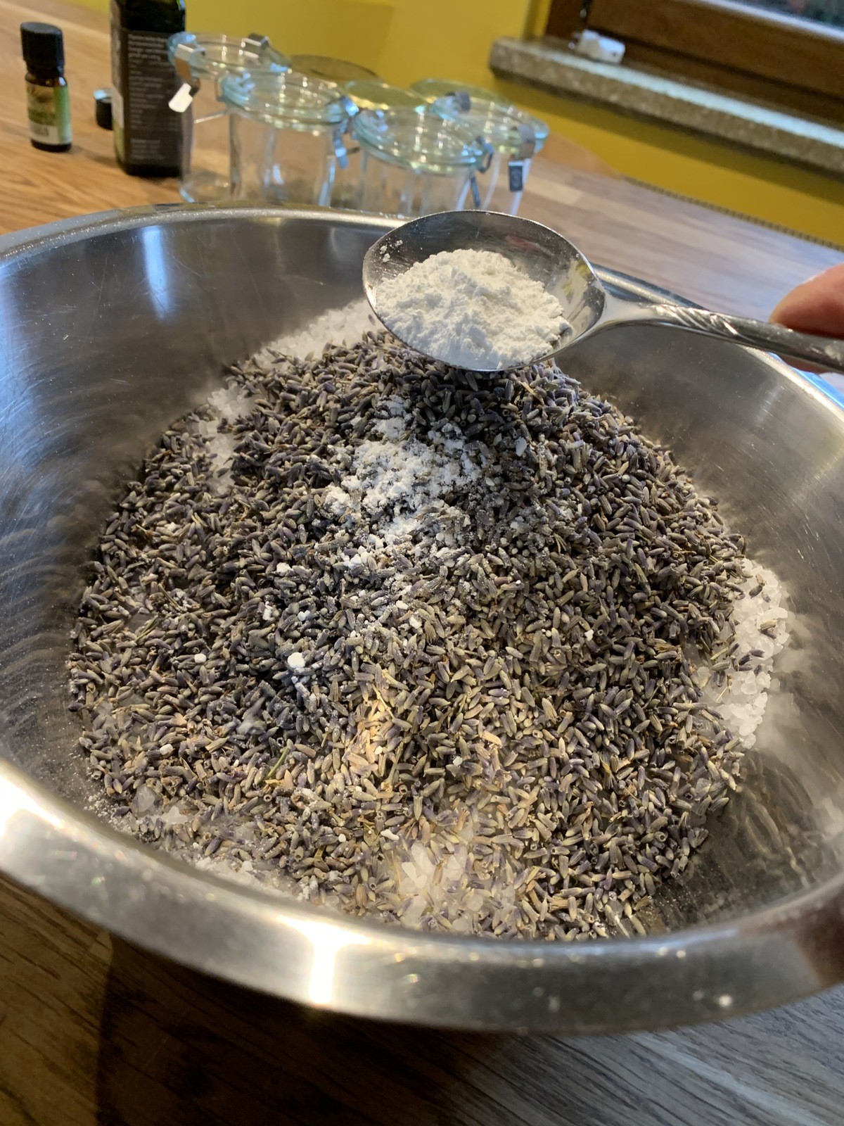 Salz, Backpulver, Lavendelblüten Badesalz