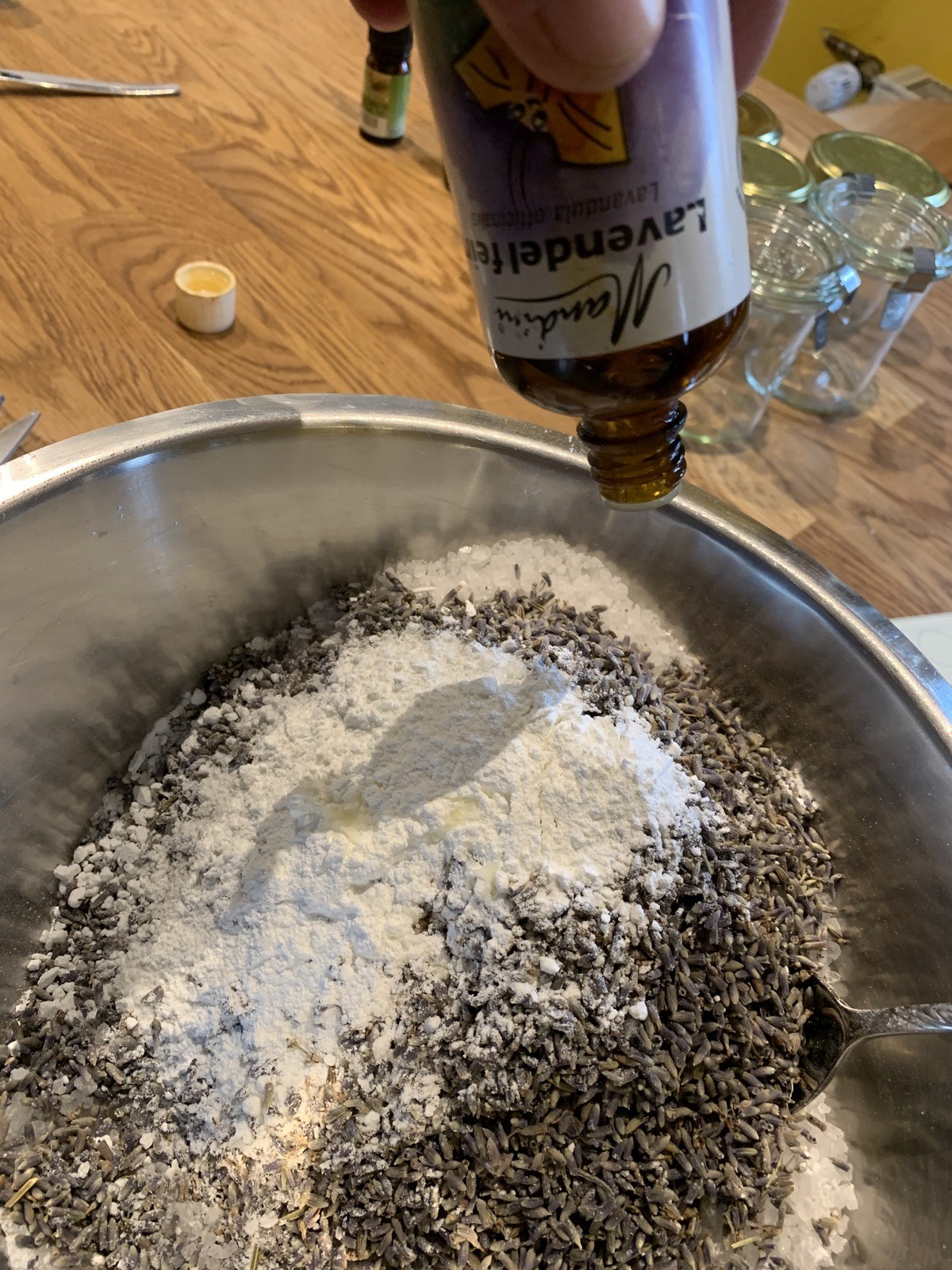 Lavendelöl hinzugeben Badesalz