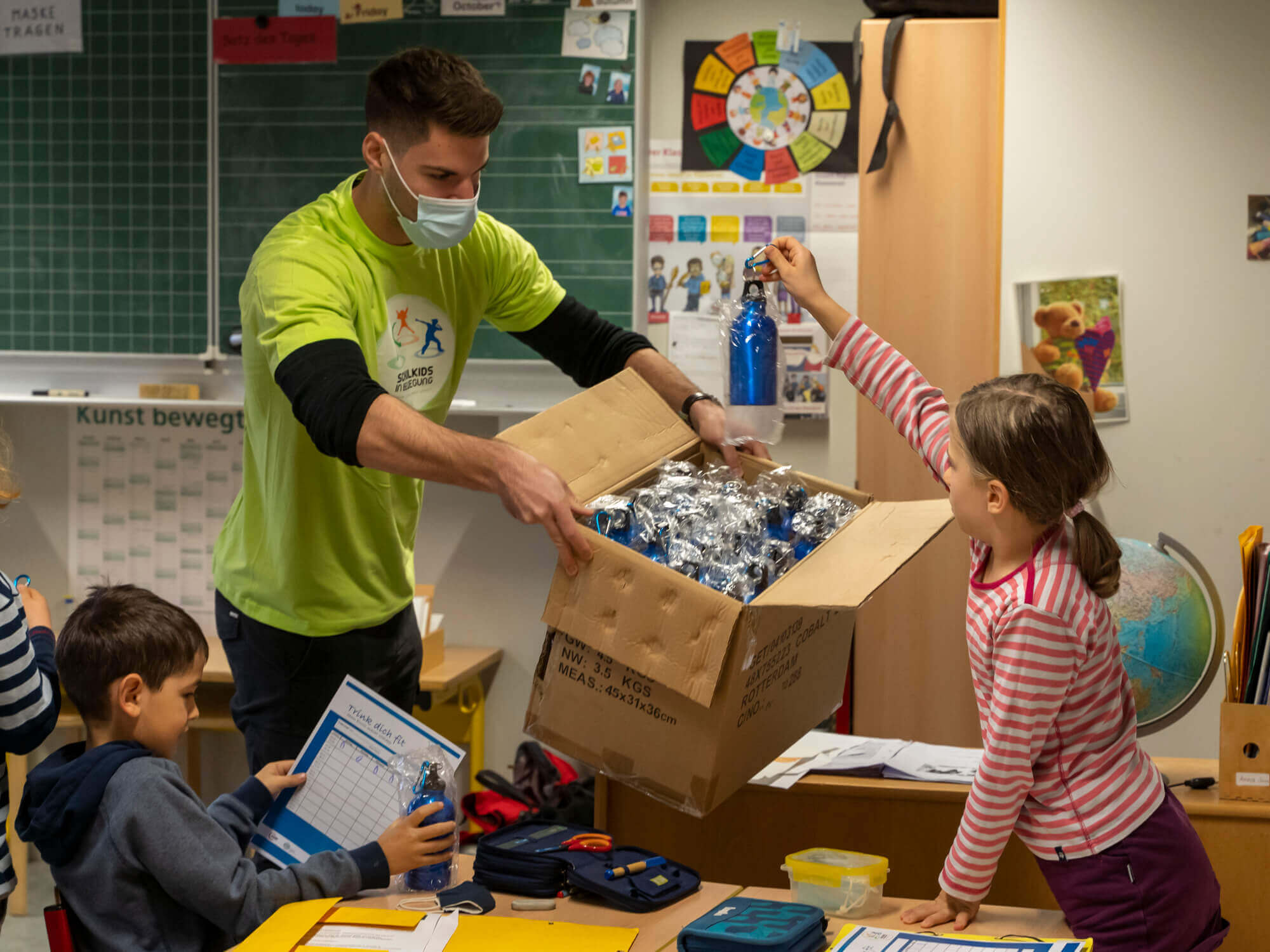 Austeilung der Trinkflaschen „Trink dich fit – denn Durst macht schlapp“