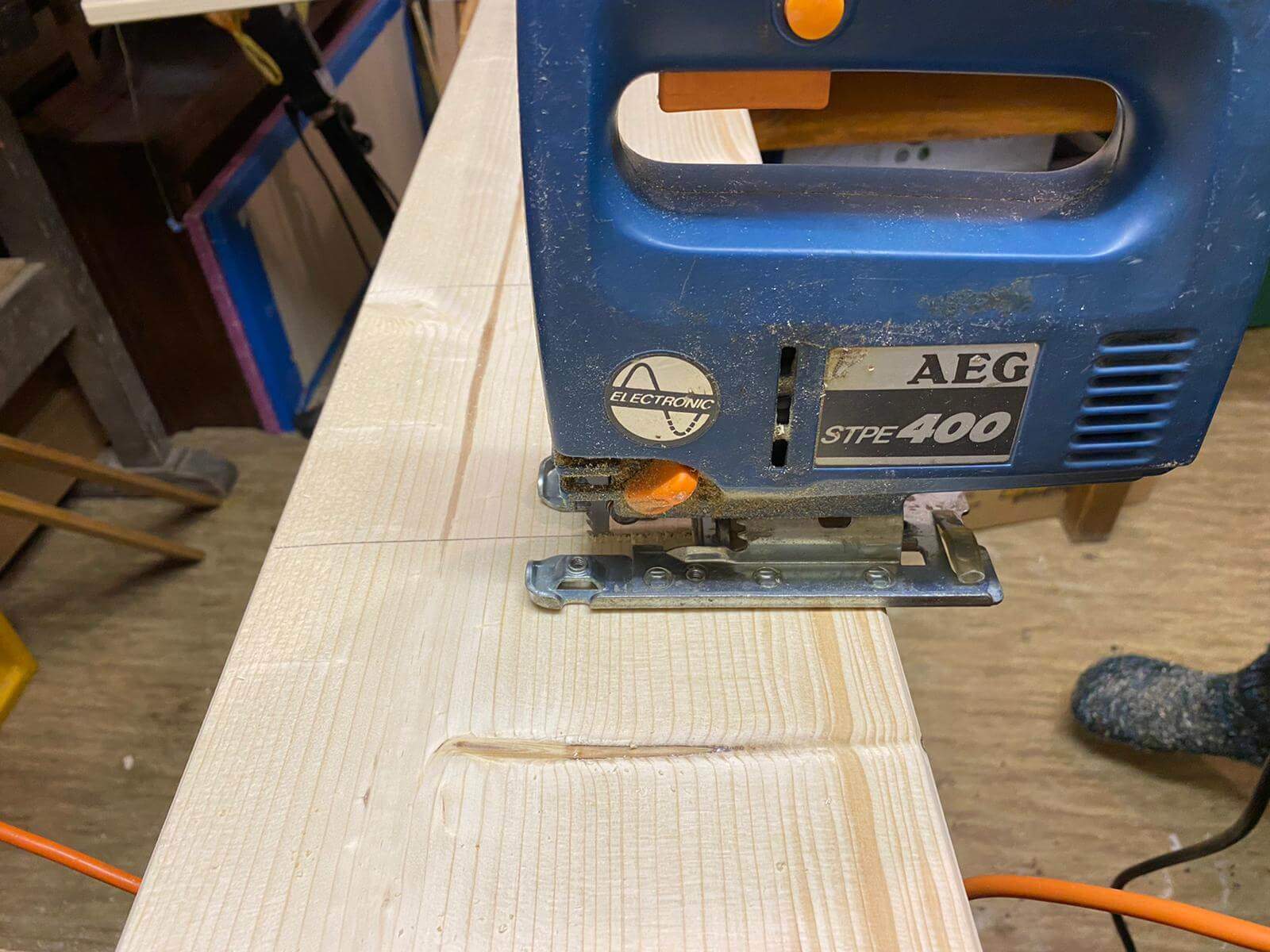 Holz zusägen Vogelhäuschen – Holz zusägen © Klaus Kühlewind04