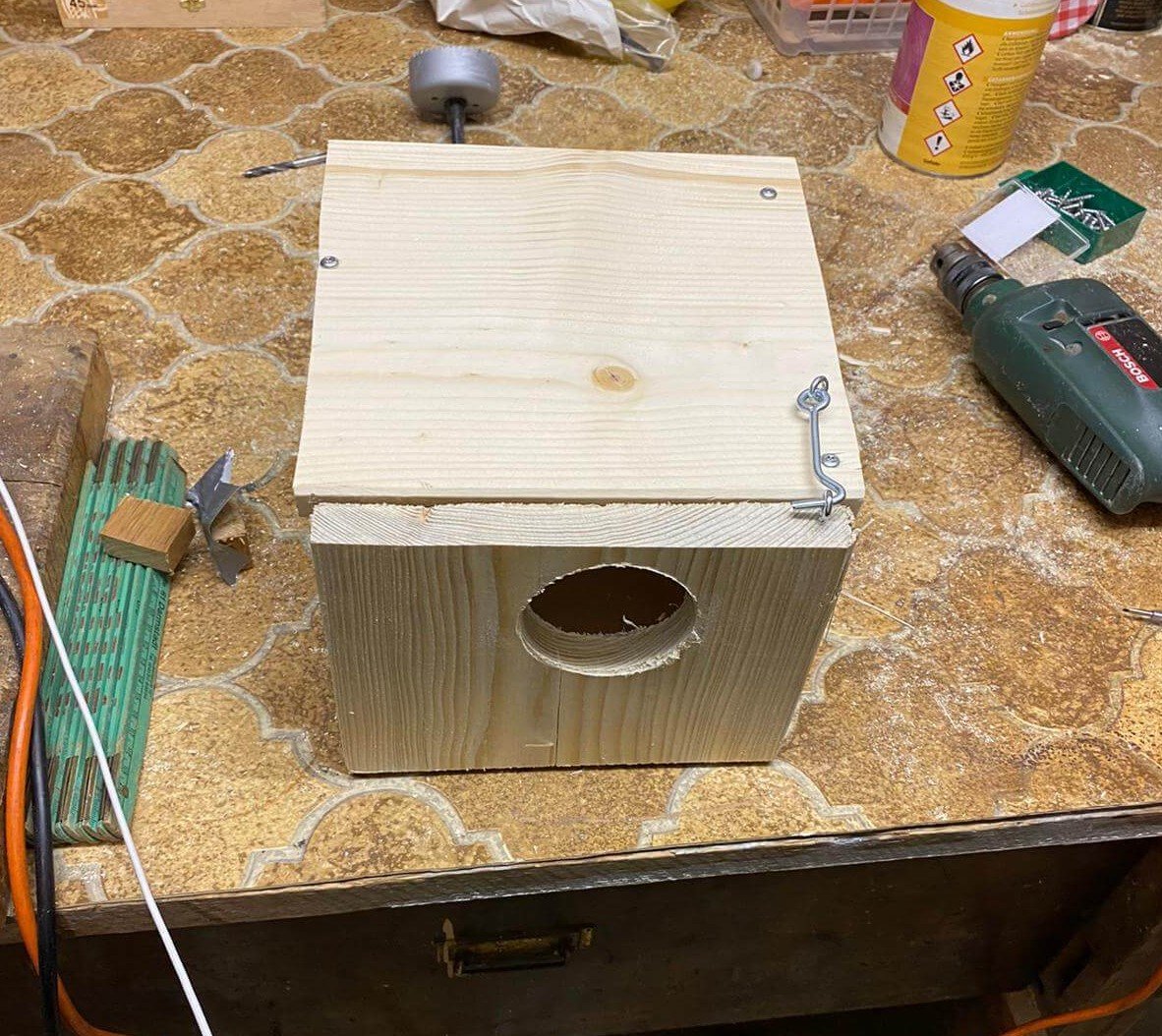 Metallhaken montieren Vogelhäuschen - Metallhaken montieren © Klaus Kühlewind15