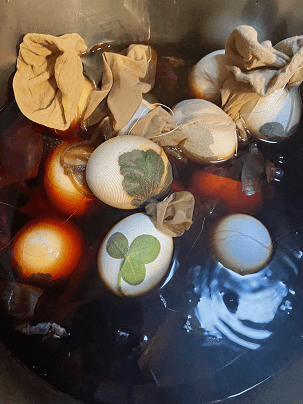 Ostereier färben, Blätter ©Leonie Dallinger