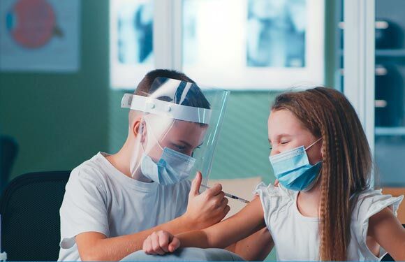 Kinder spielen Impfung nach