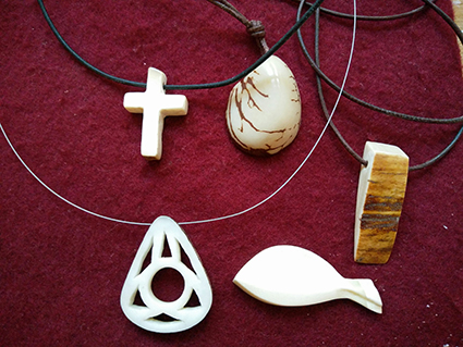 Workshop Museumswerkstatt_Schmuckanhänger_(c) Betriebsgesellschaft Schloss Erbach gGMbH