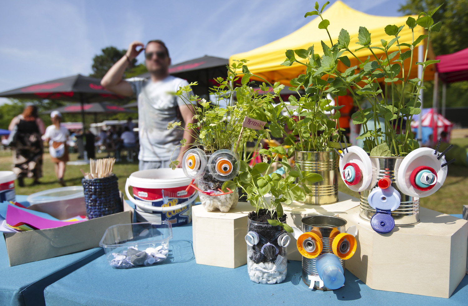 bunte dinge auf einem Tisch