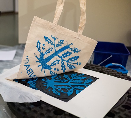 Familienworkshop in der Druckwerkstatt_SimonMalz_small Foto Familienworkshop in der Druckwerkstatt: © Simon Malz