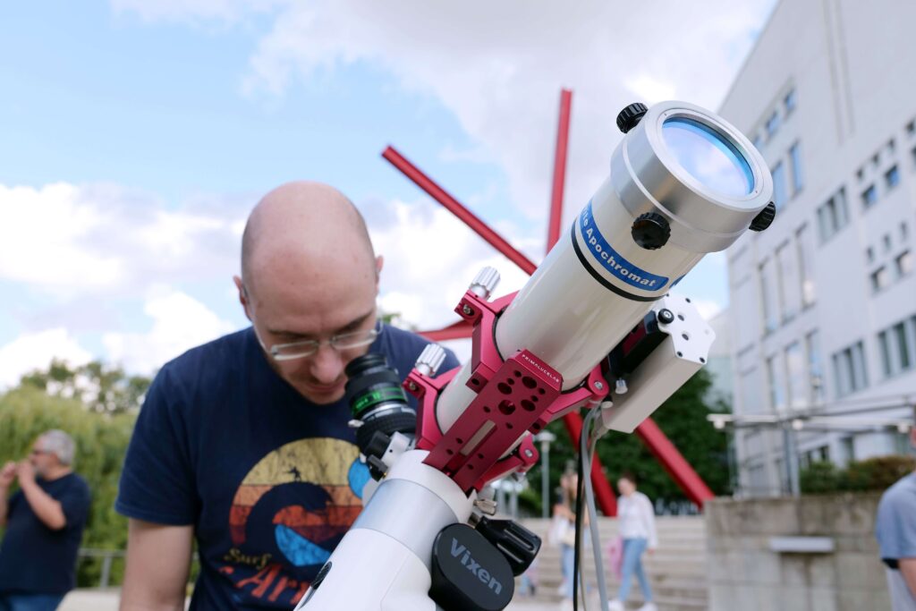 Himmelsbeobachtung durch das Teleskop, Bildquelle: TECHNOSEUM, Thomas Henne Himmelsbeobachtung durch das Teleskop, Bildquelle: TECHNOSEUM, Thomas Henne
