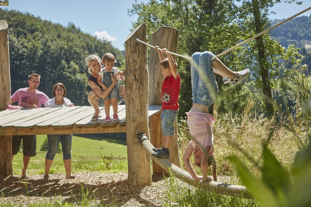 Ottenhoefen_Mittlerer-Schwarzwald_LEPO-Erlebnispfad-Kinder-auf-Klettergeruest_(c)_TMBW_Christoph-Duepper_(10)_small Familiensüden/ (c)_TMBW_Christoph-Duepper